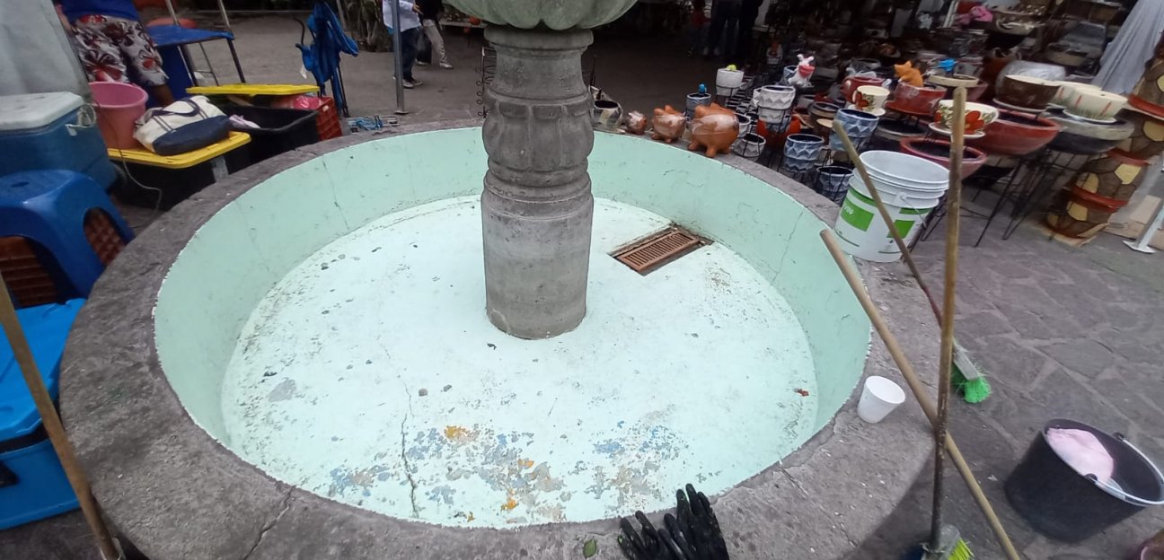 Dan mantenimiento a fuentes de cabecera municipal