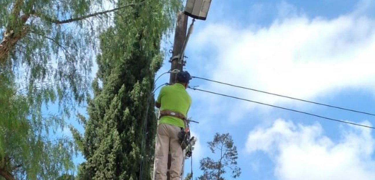 Realizan recableado de cien metros para alimentar luminarias del Cementerio De Las Flores