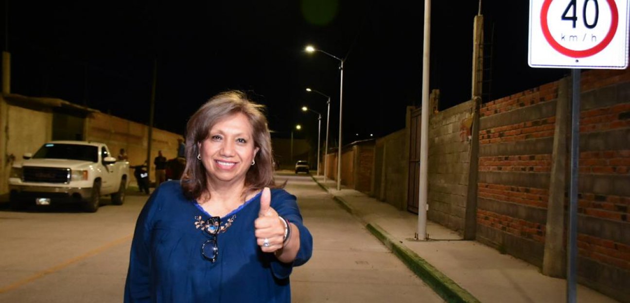 Alcaldesa de Soledad enciende luminarias tipo led en la colonia Rivas Guillén Segundo Plano