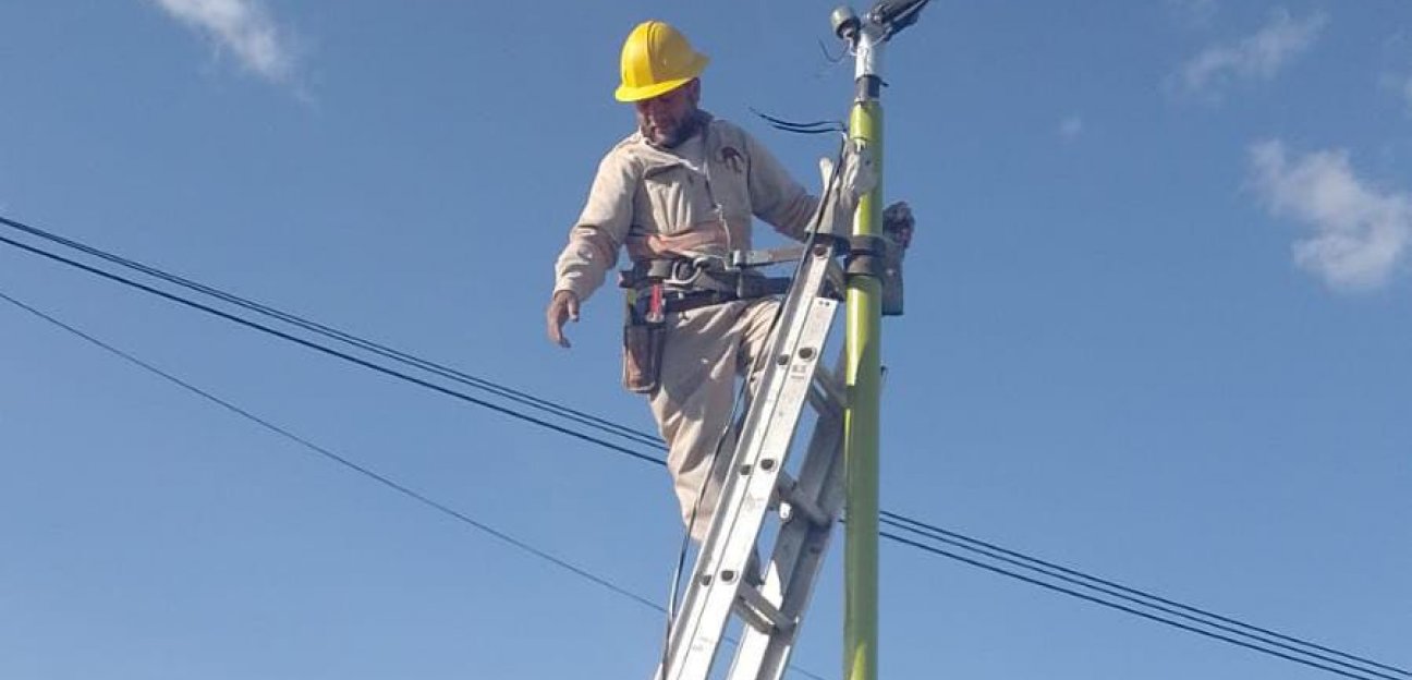 Continúa el mantenimiento de luminarias en el municipio