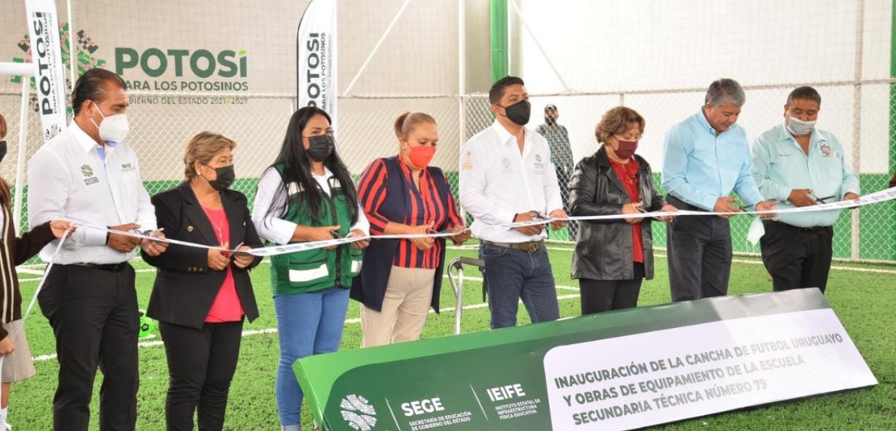 La alcaldesa Leonor Noyola y el gobernador del Estado, Ricardo Gallardo Cardona inauguraron cancha de futbol uruguayo