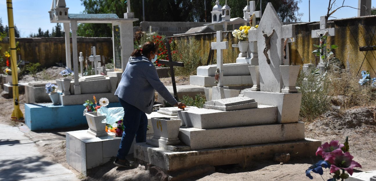 Servicios Municipales da mantenimiento constante a cementerios