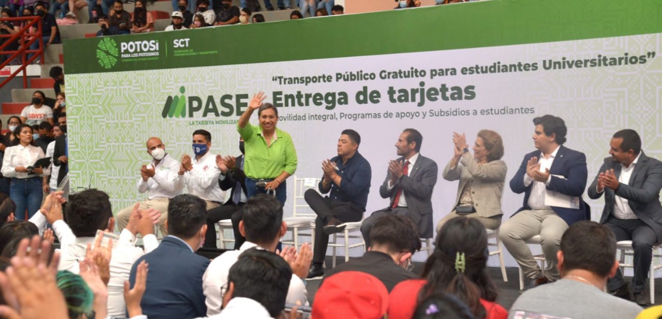 Alcaldesa participa en la entrega de tarjetas Mi Pase