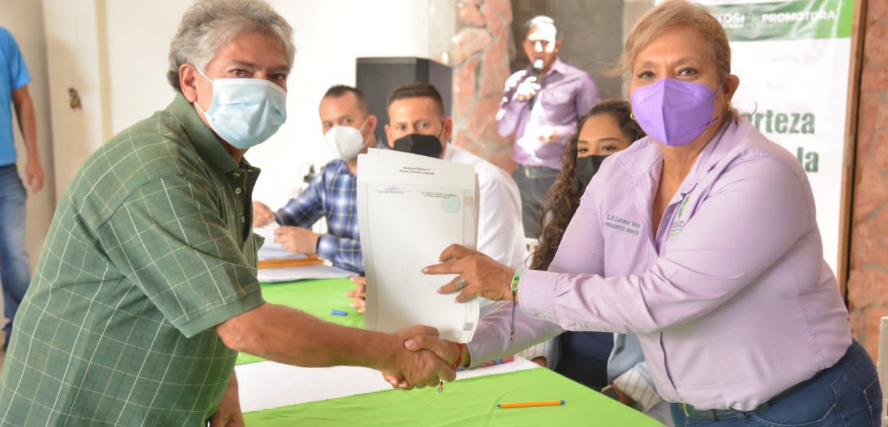 Alcaldesa entrega 21 escrituras a habitantes del municipio