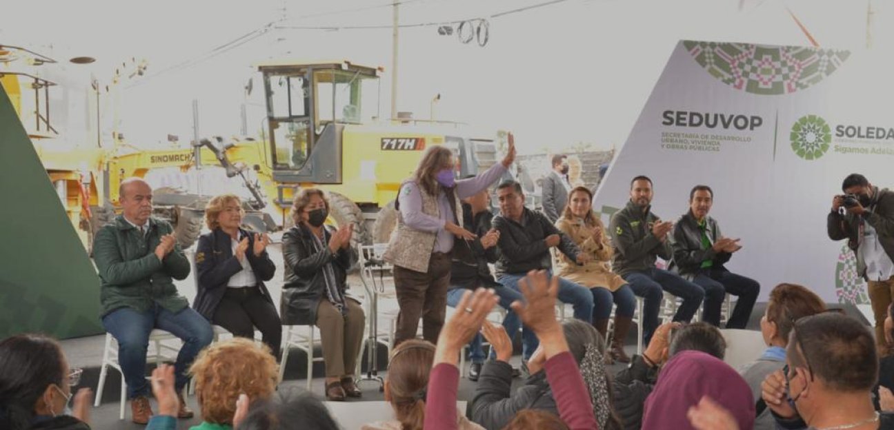 Alcaldesa de Soledad acude al arranque de la rehabilitación de las laterales de la carretera federal 57