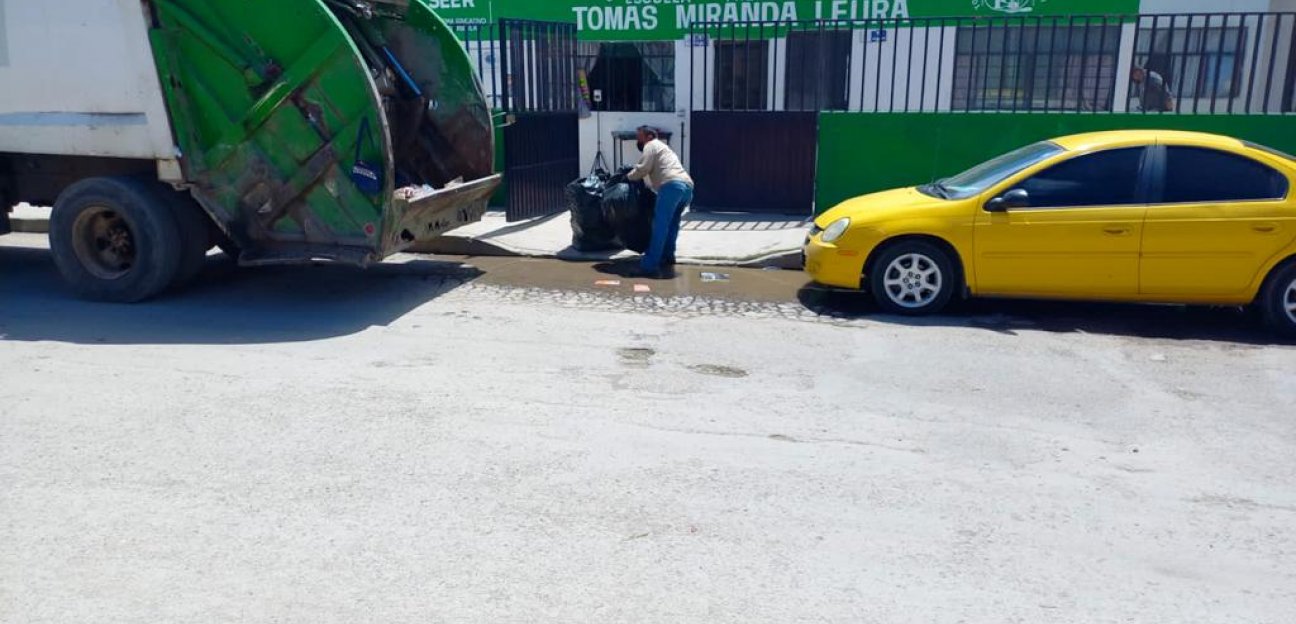 Servicios Municipales continúa con el programa de recolección de desechos en escuelas del municipio