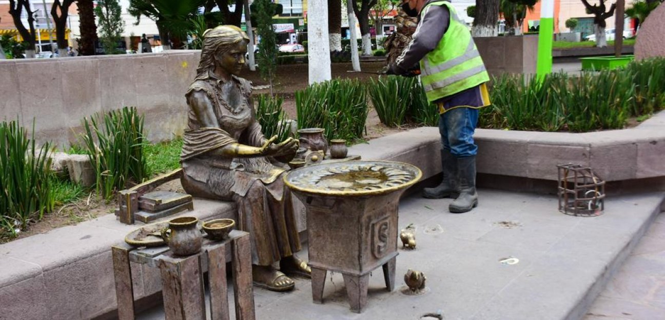 Servicios Municipales da mantenimiento a la plaza principal de Soledad