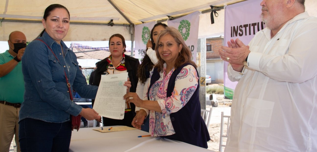 Alcaldesa entrega escrituras a habitantes de Palma del Valle