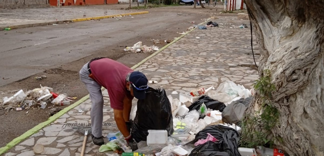 Limpian plaza principal de la Tinaja
