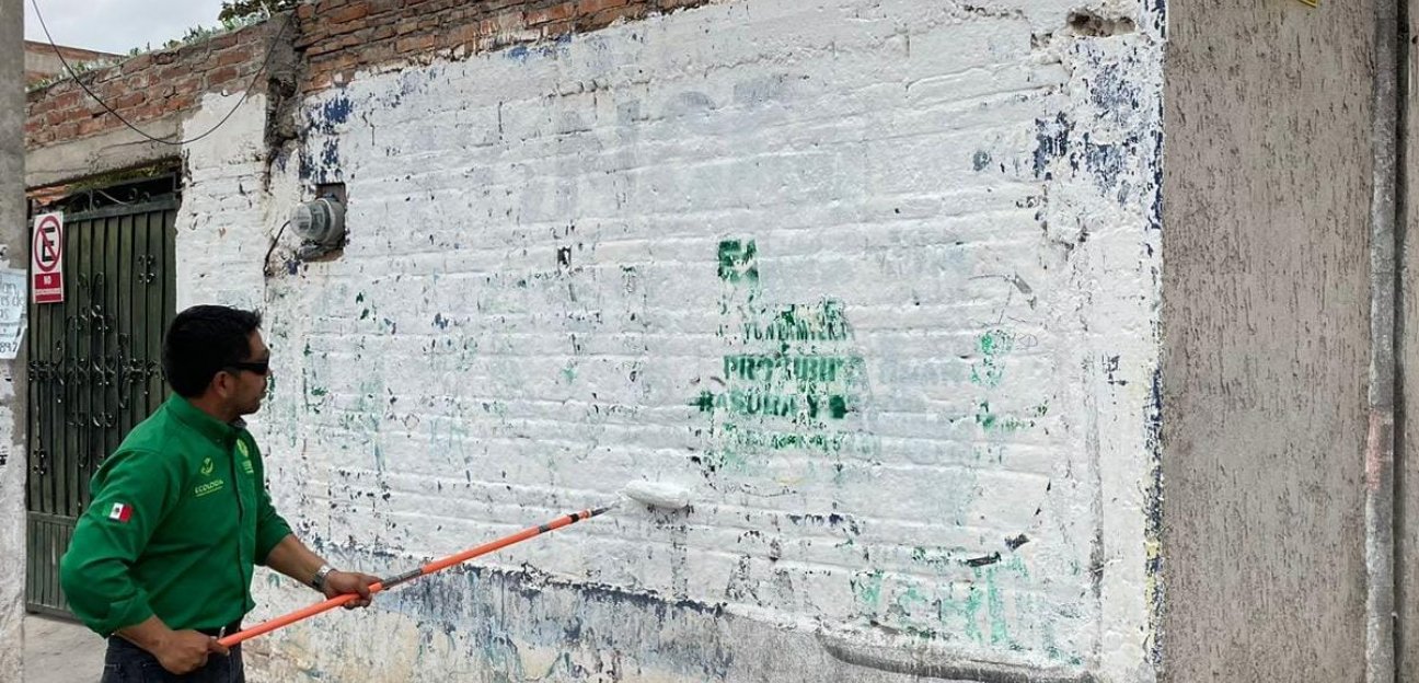 La dirección de Ecología de Soledad continúa con la pinta de plantillas informativas