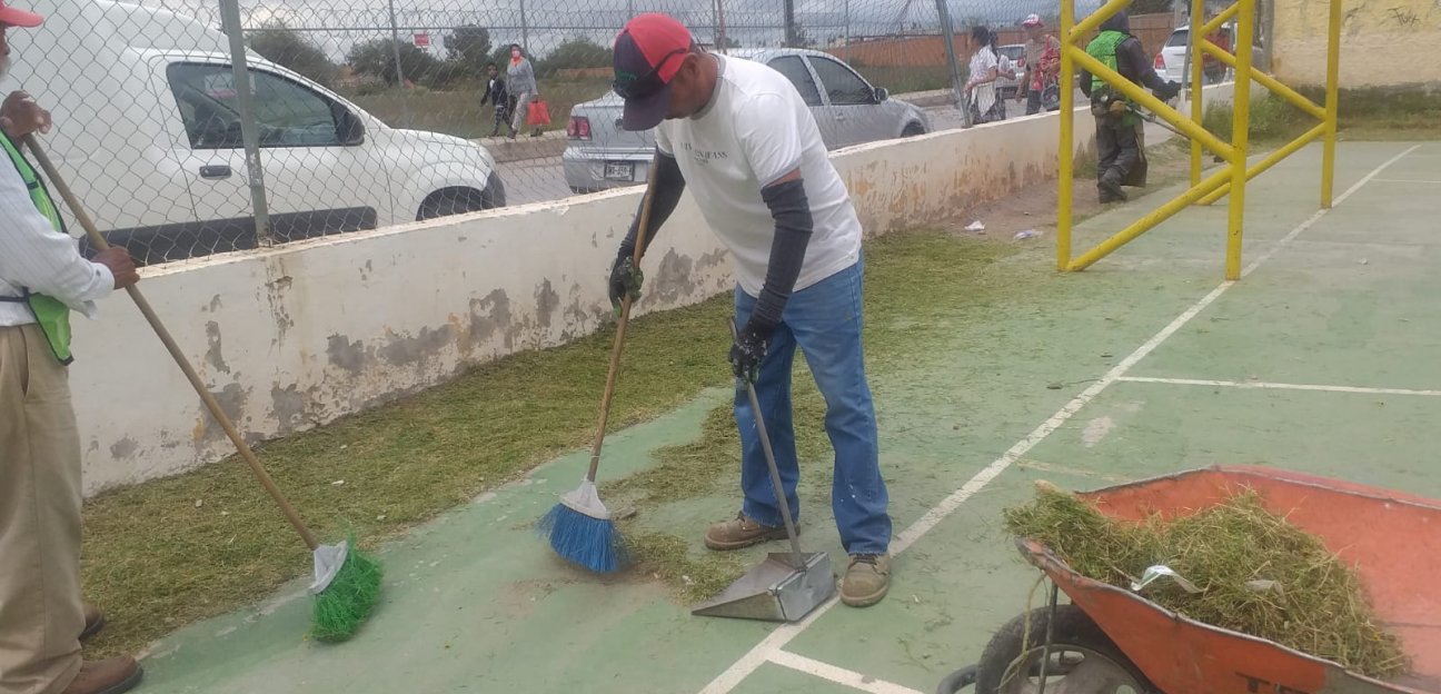Dan mantenimiento a área recreativa situada en la colonia Benito Juárez