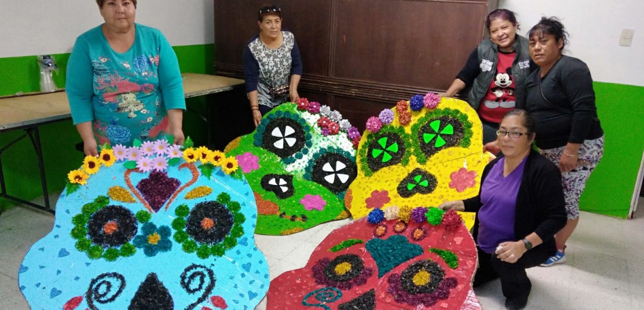 Participación Ciudadana elabora catrinas con material reciclado
