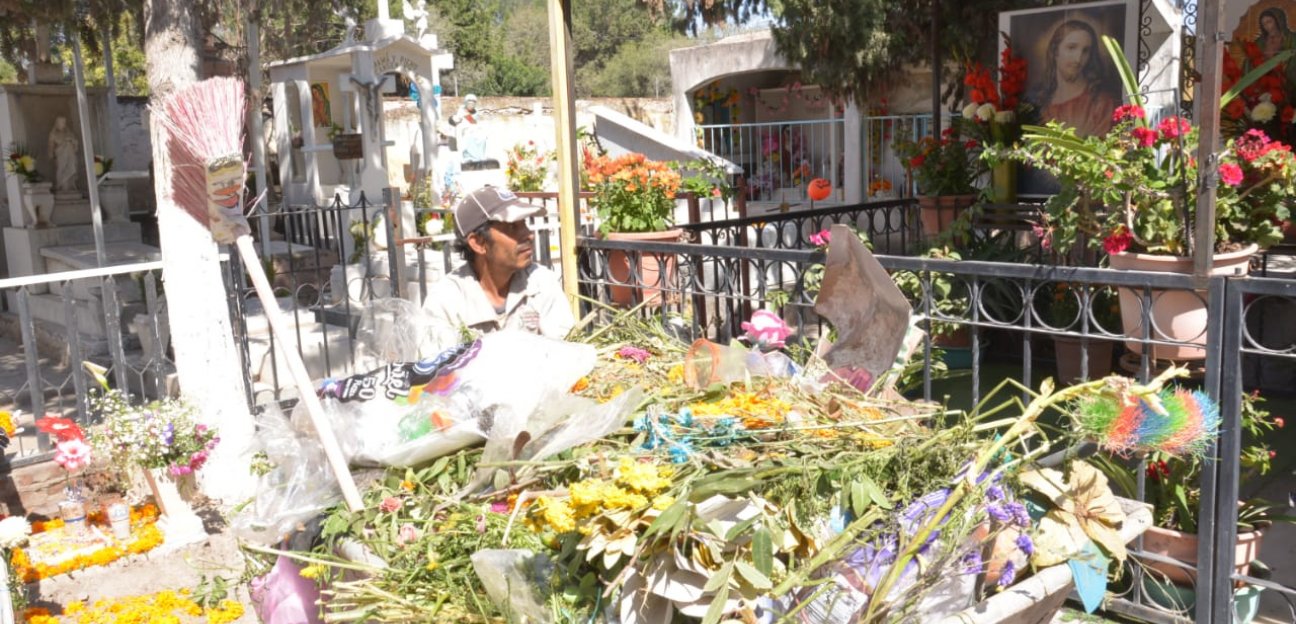 Servicios Municipales realiza limpieza en cementerios de Soledad 