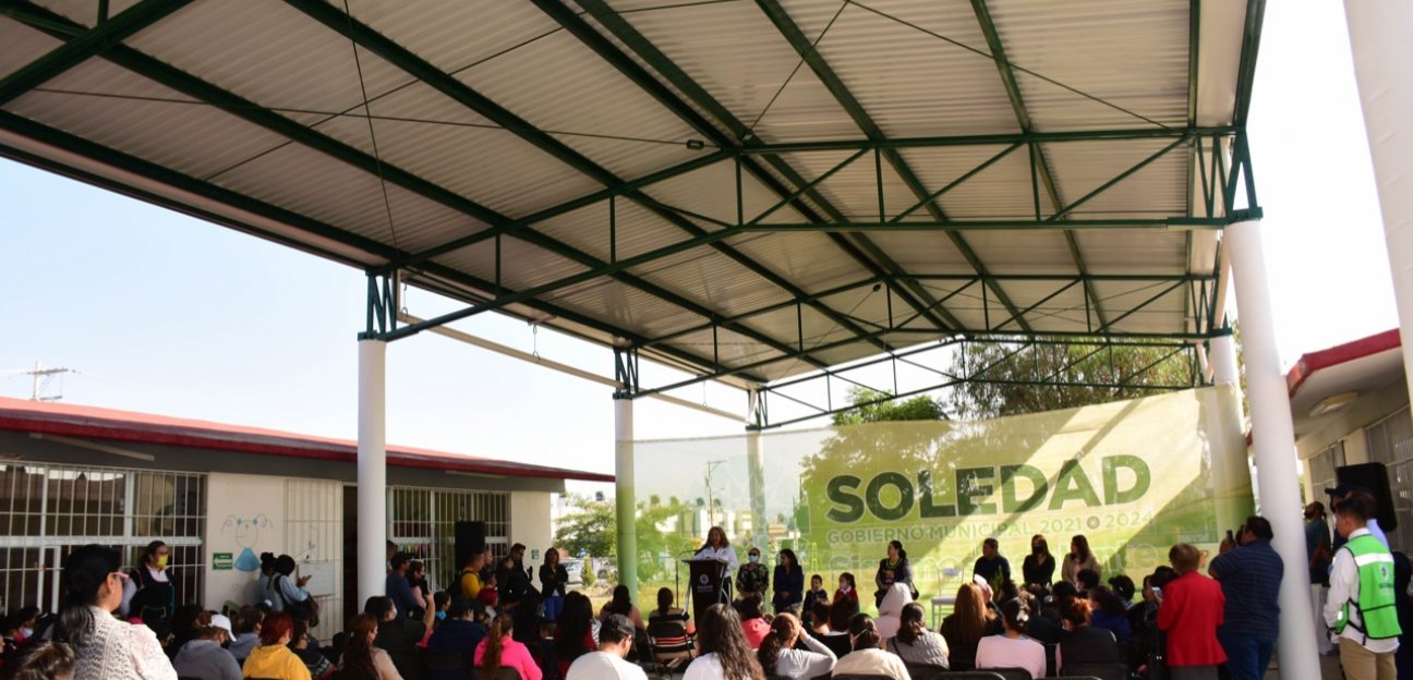 Alcaldesa de Soledad inaugura techado del patio cívico en jardín de niños Emilia Ferreiro