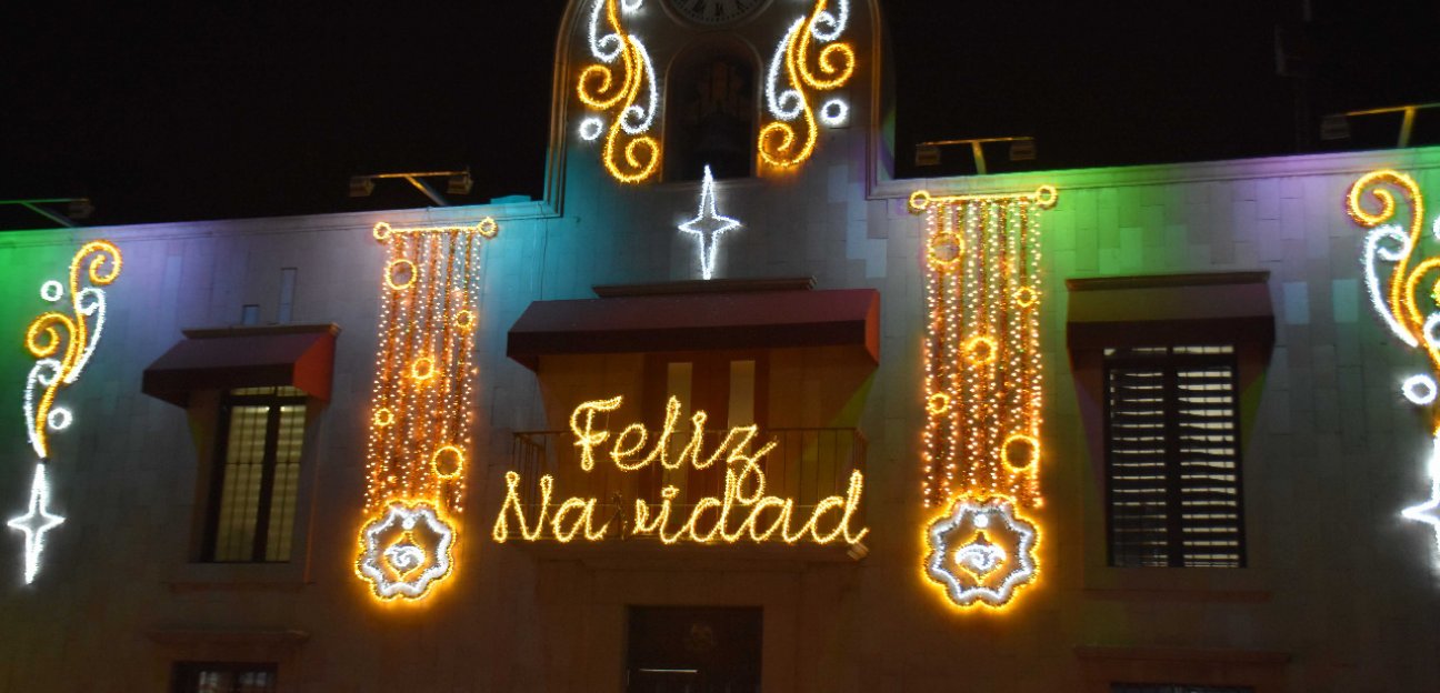 Preparan decoración navideña que será instalada en la Presidencia Municipal de Soledad