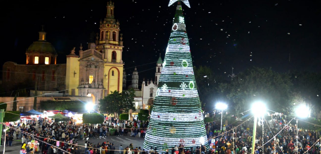 Brillan las luces de navidad en Soledad de Graciano Sánchez 
