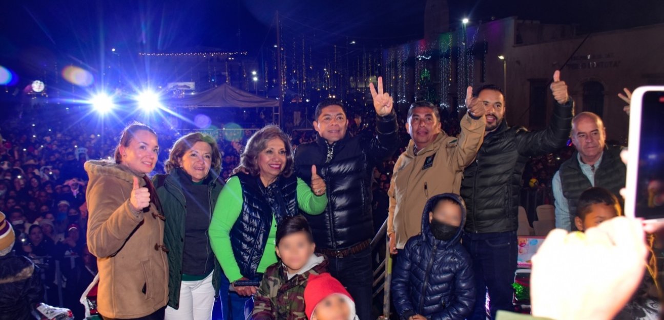 En una noche llena de regalos y alegría, la magia de la navidad se hizo presente en la plaza principal de Soledad 