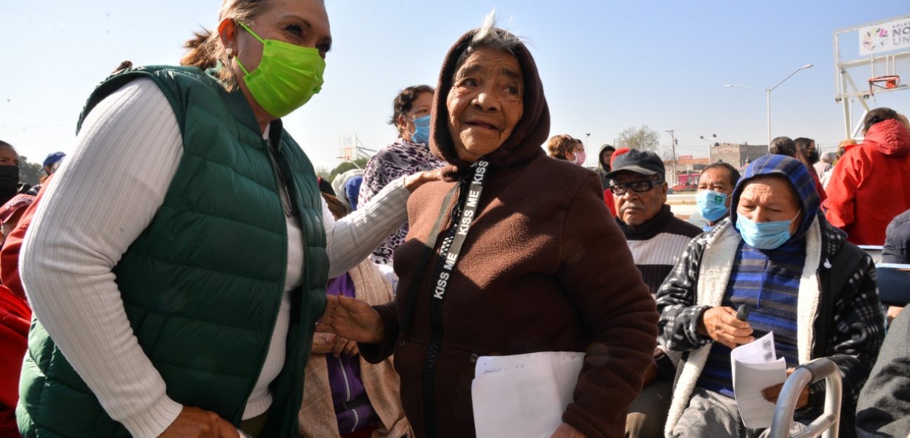 Abuelitos con gran sonrisa y alegría, agradecen a la alcaldesa Leonor Noyola el apoyo otorgado