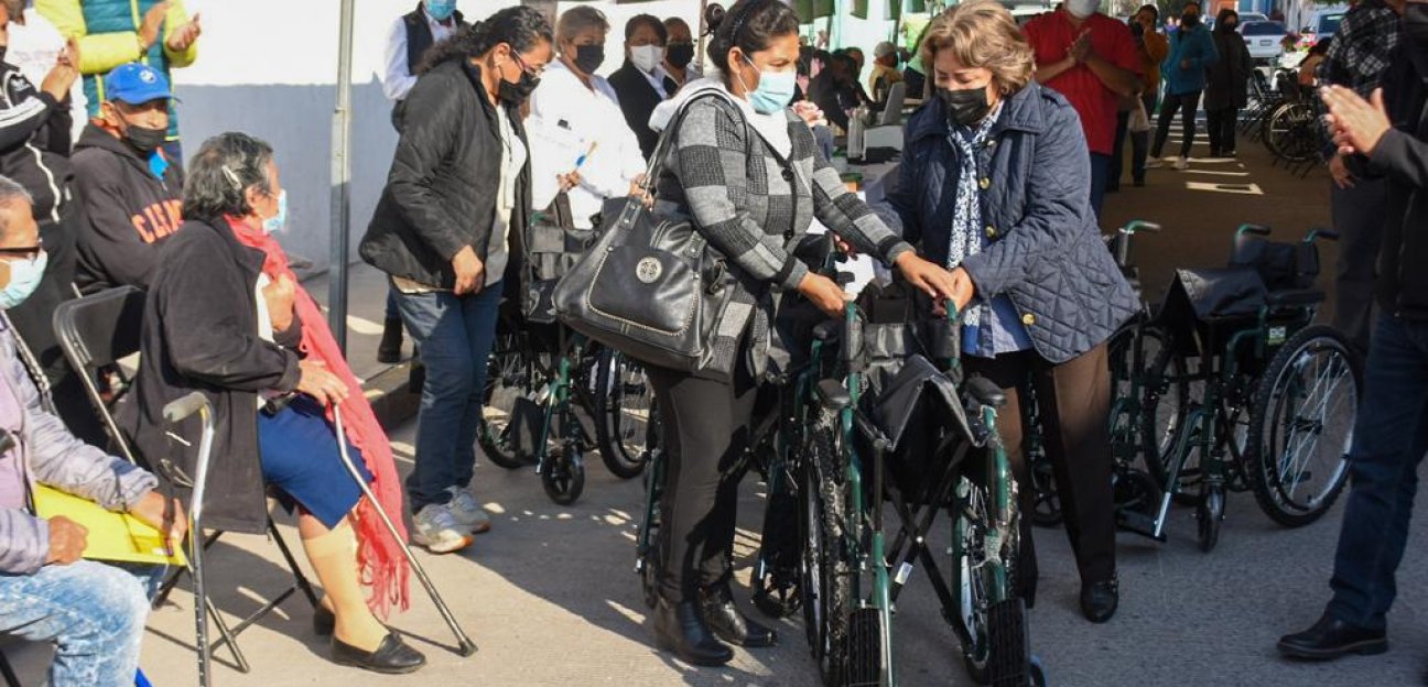 DIF Municipal entregó sillas de ruedas a habitantes de la colonia Rivas Guillén Sur