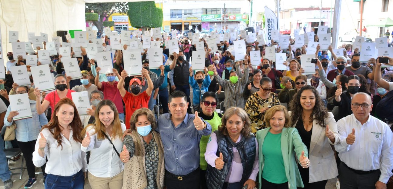 Alcaldesa Leonor Noyola entrega escrituras a soledenses