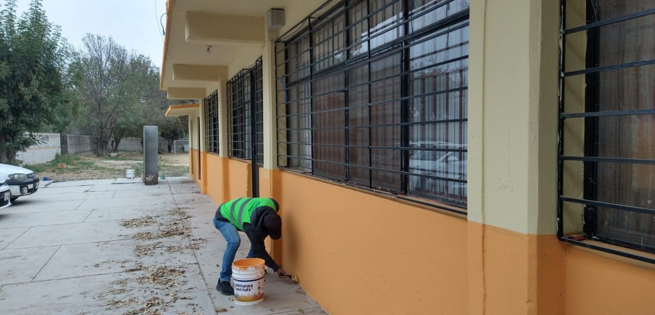 Ayuntamiento soledense realiza labores de pintura en Telesecundaria