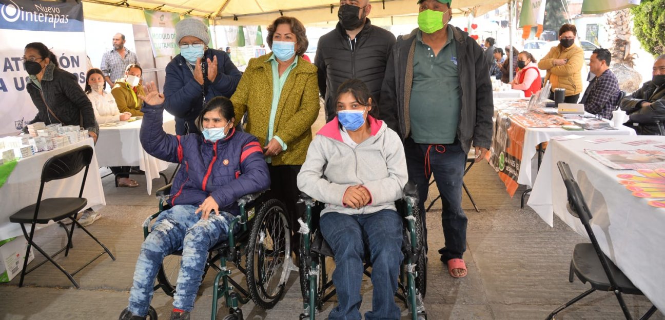 Presidenta del DIF Municipal entrega silla de rudas a soledenses durante el programa Verde Ciudadano