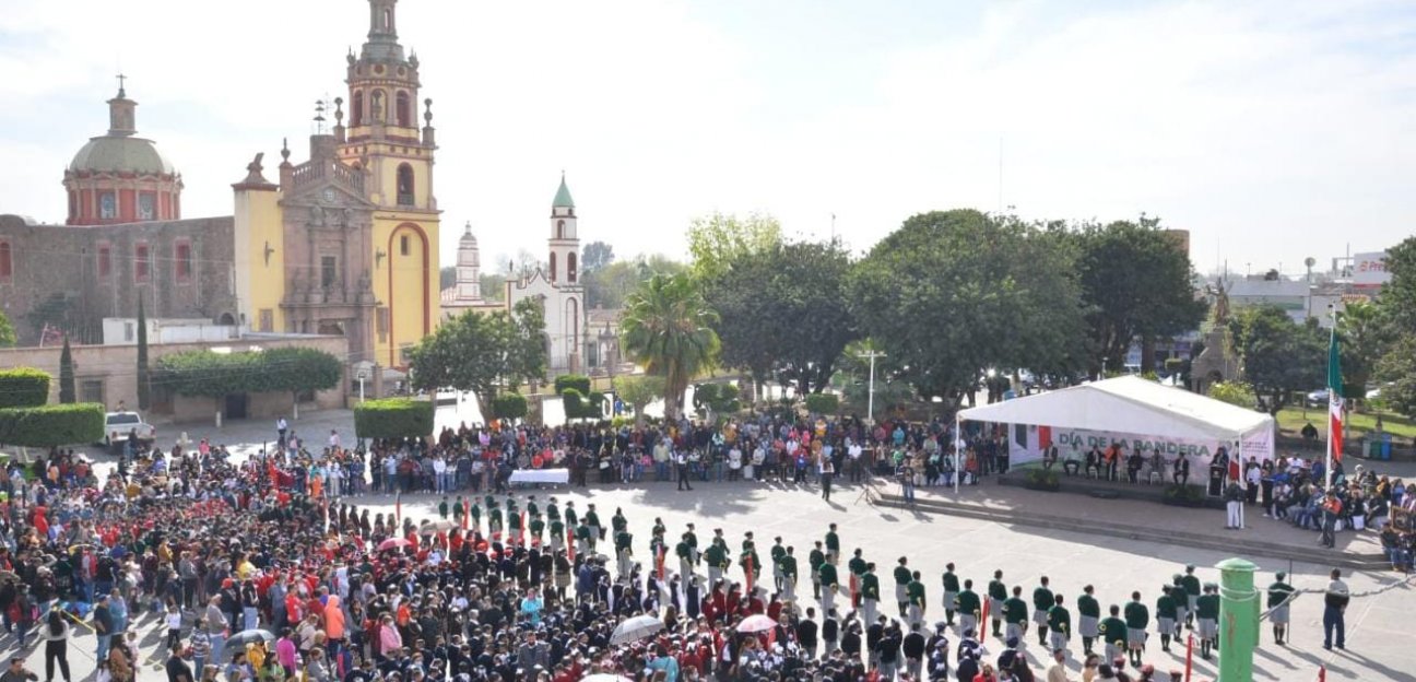 Alcaldesa Leonor Noyola, rinde honores a la Bandera