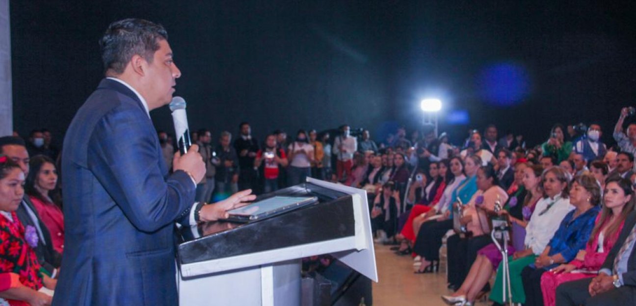 Alcaldesa soledense acude como invitada al evento Potosina del Año