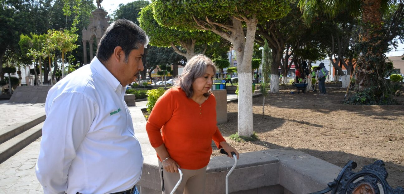 Alcaldesa soledense supervisa los trabajos que se realizan en el jardín principal del municipio