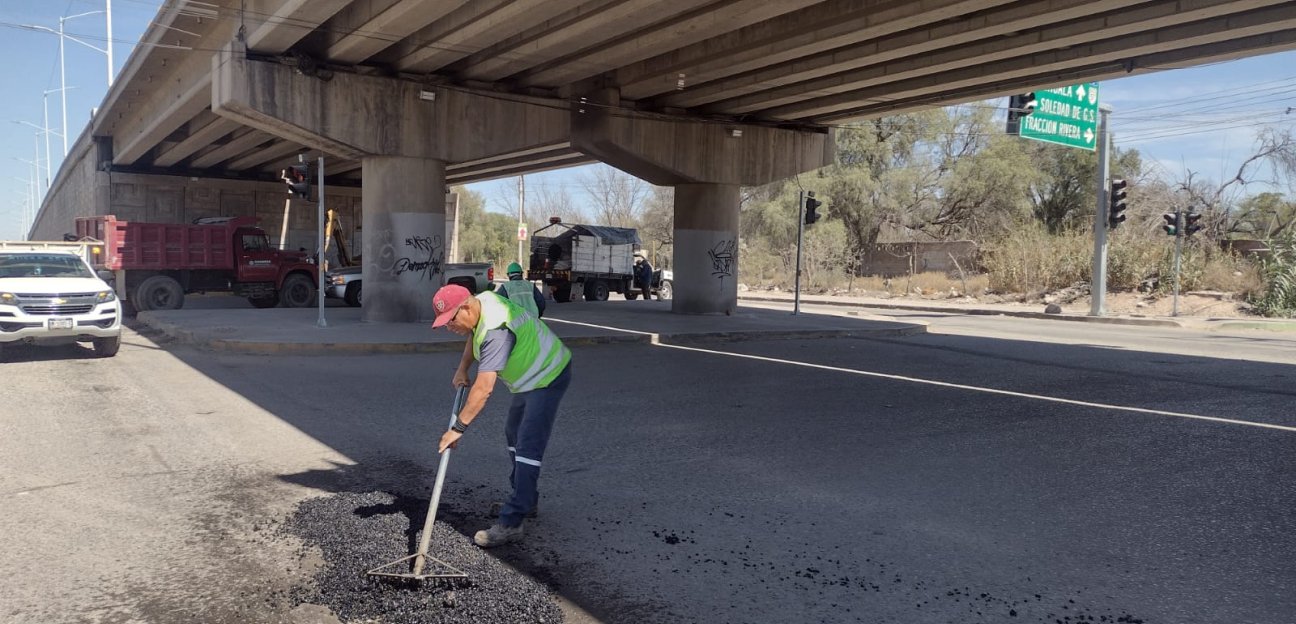 Aplican más de cien toneladas de asfalto en frío en calles de Soledad