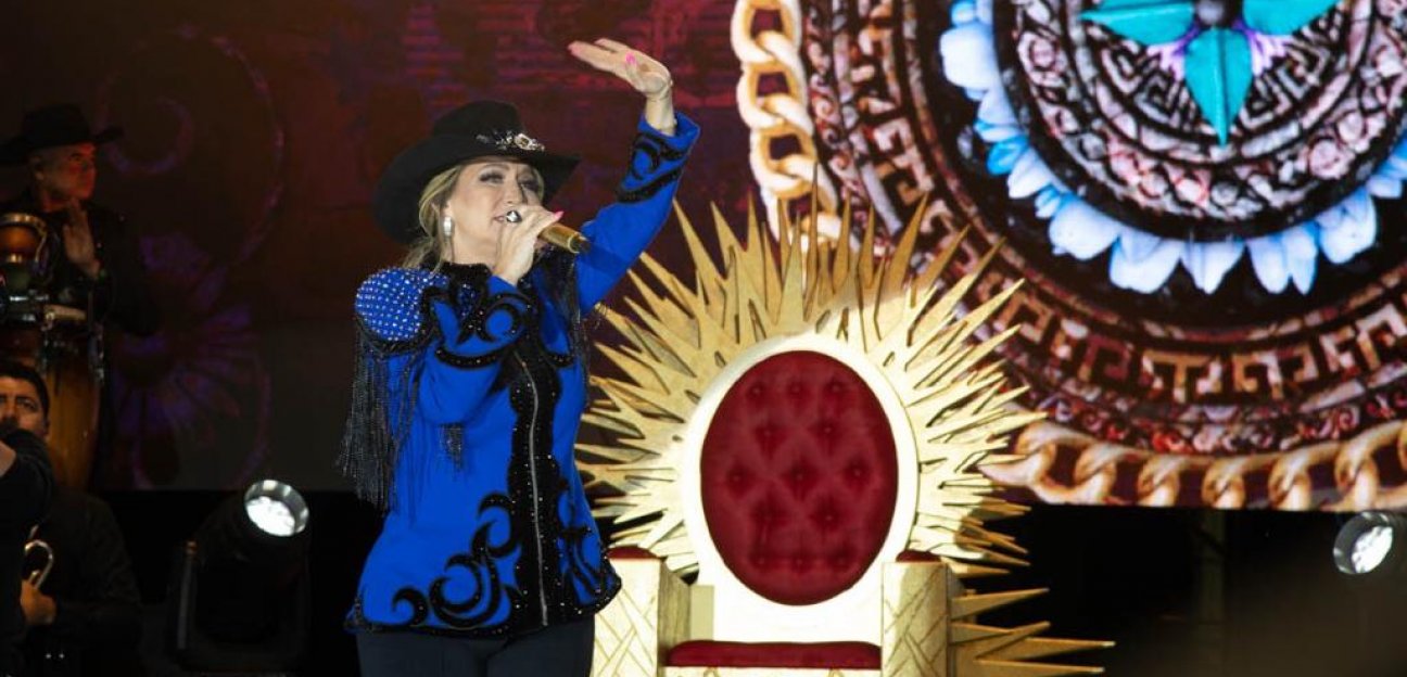 Alicia Villarreal pone al límite a los miles de visitantes que se dieron cita en la FENAE