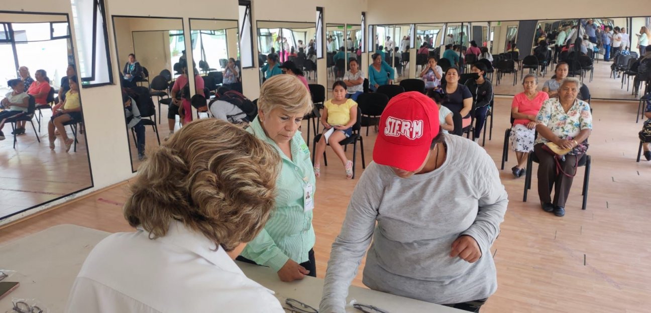 DIF Municipal de Soledad apoya a adultos mayores con padecimientos visuales