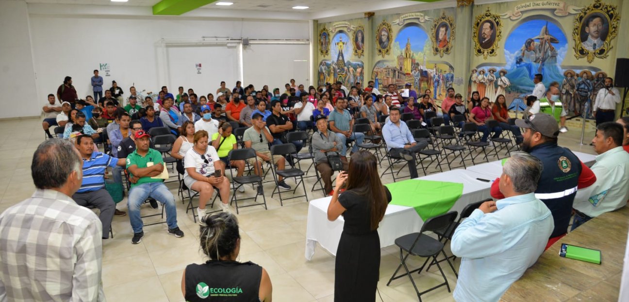 Comerciantes que participarán en la FENAE acuden a reunió informativa