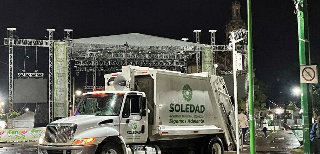 La dirección de Servicios Municipales fortalece los operativos de limpieza en la plaza principal de Soledad