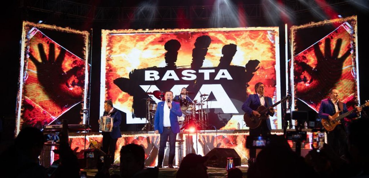 El romanticismo de Conjunto Primavera se apoderó de la Feria Nacional de la Enchilada que registró su cuarto lleno consecutivo
