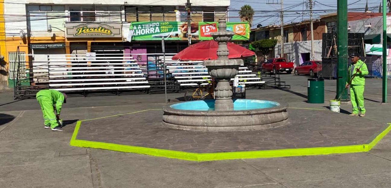 La dirección de Servicios Municipales embellece la plaza principal del municipio