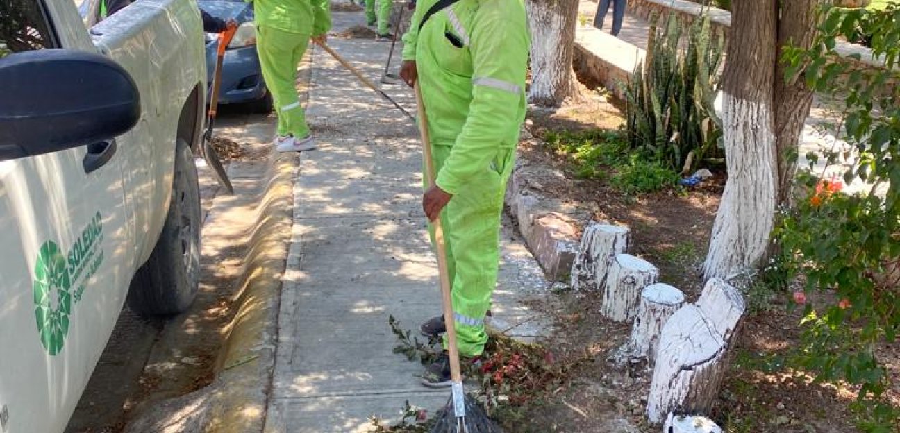 En la colonia Central de Maquinaria, alcaldesa Leonor Noyola lleva programa de limpieza y atención ciudadana