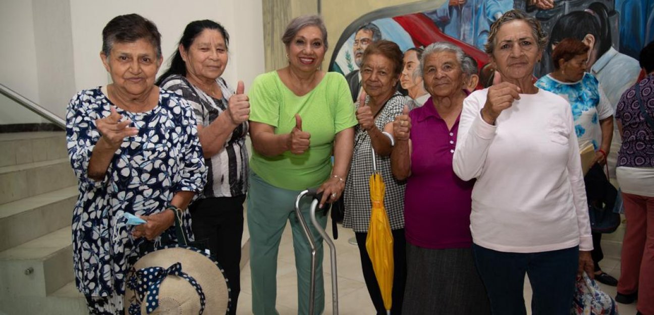Alcaldesa Leonor Noyola realiza una entrega más de apoyos económicos a Adultos Mayores 