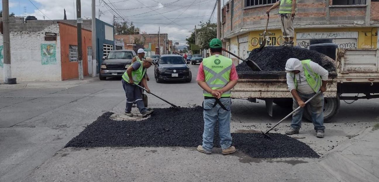 Aplica Ayuntamiento de Soledad 30 toneladas de material en programa permanente de bacheo