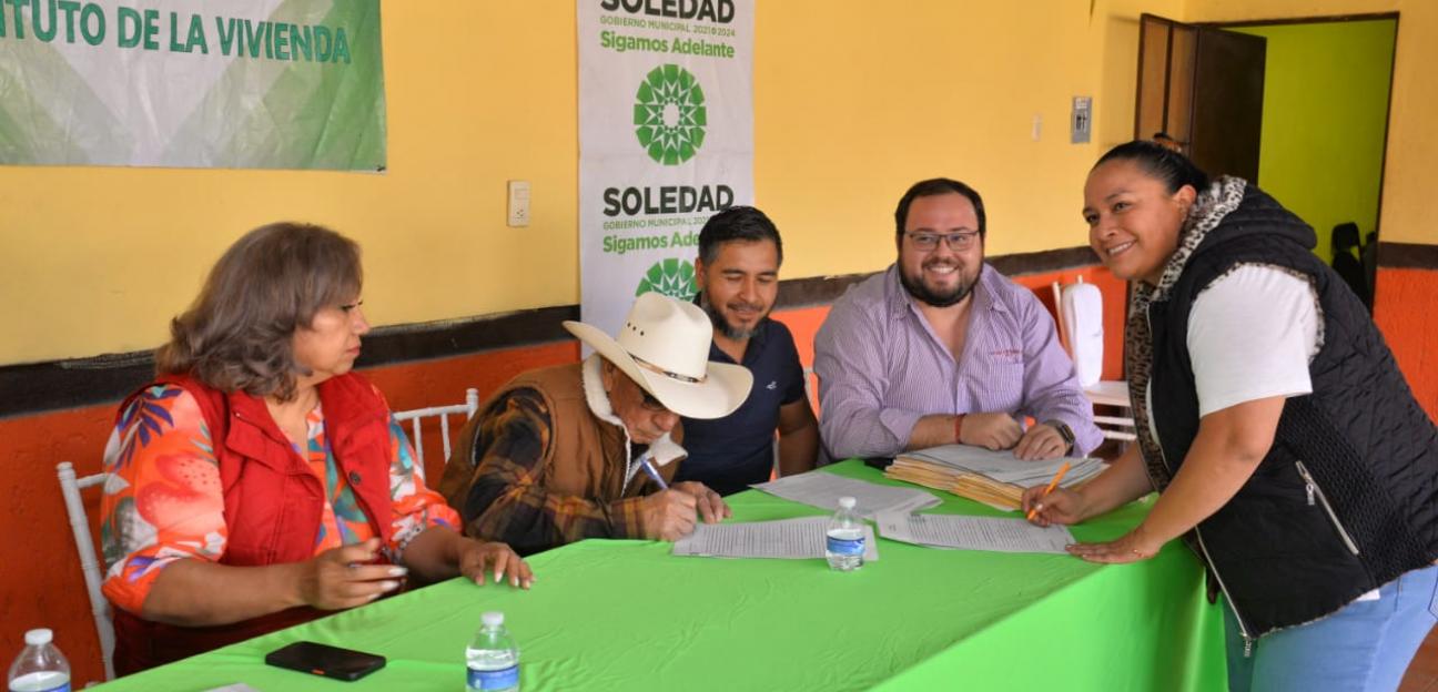 Tras 12 años de espera, familias soledenses obtienen escrituras de sus predios