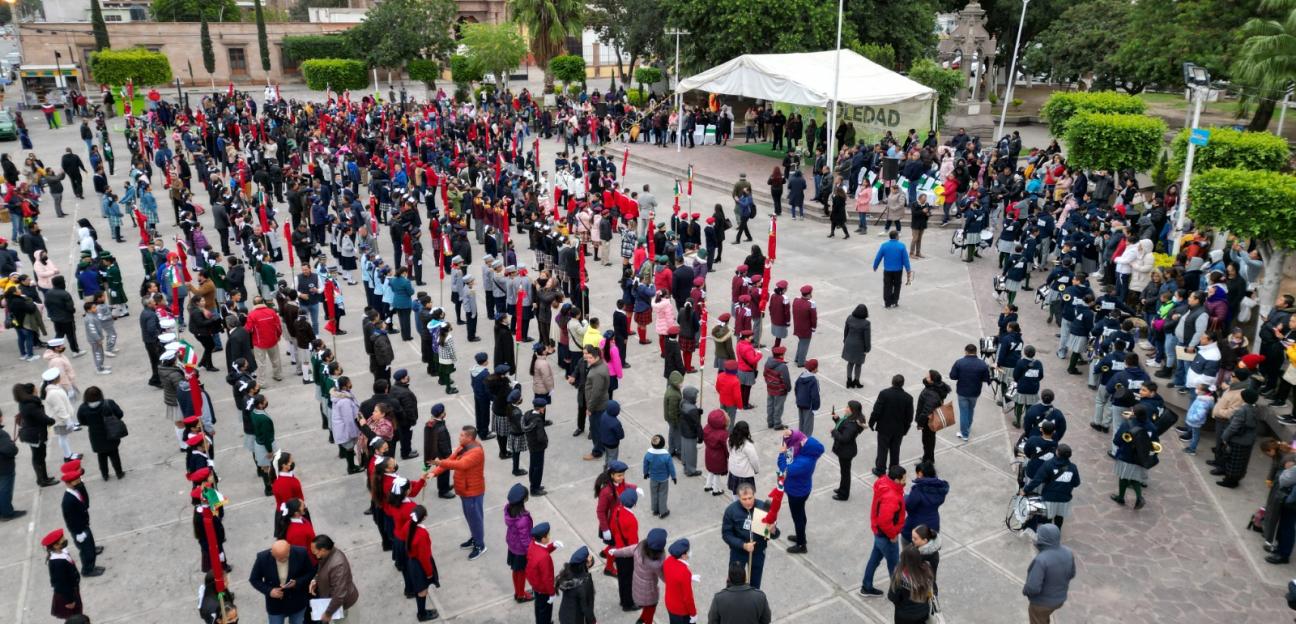 Leonor Noyola encabeza ceremonia de abanderamiento a más de 70 escoltas de escuelas