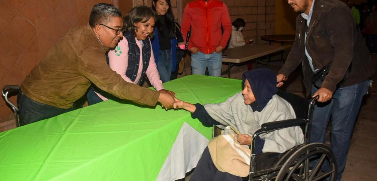 Adultos Mayores en Soledad reciben apoyo económico, como parte de los programas sociales