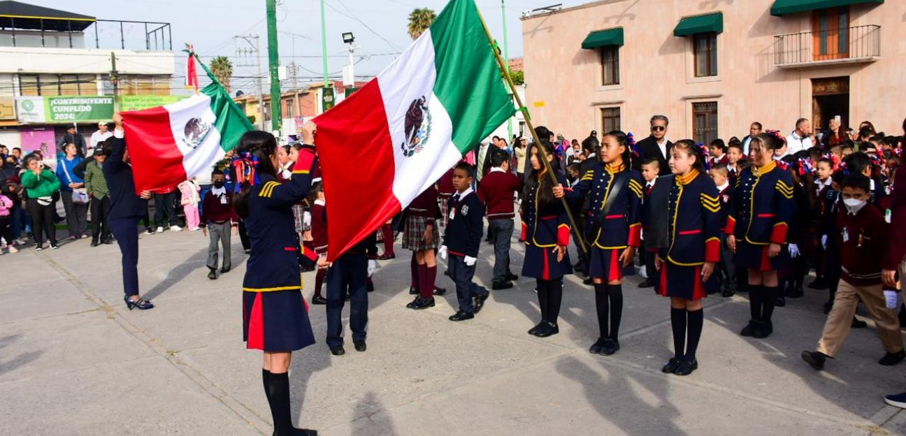 Estudiantes soledenses hacen juramento a la bandera en la Plaza Principal 