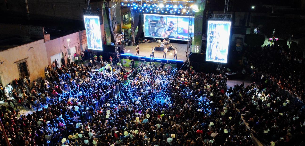 Estalla el escenario de la FENAE con los éxitos de La Fiera de Ojinaga