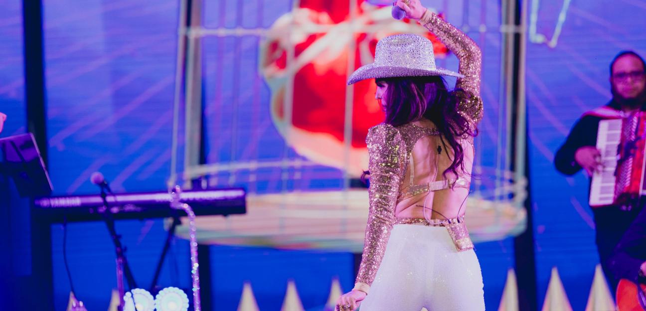 La potosina Ana Barbara atrapa a miles de asistentes en la Feria de la Enchilada