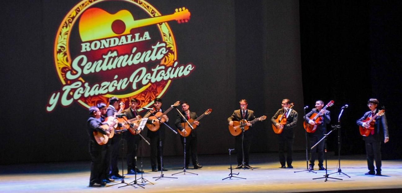 Madres soledenses disfrutaron memorable concierto de rondallas, en el teatro Doroteo Arango 