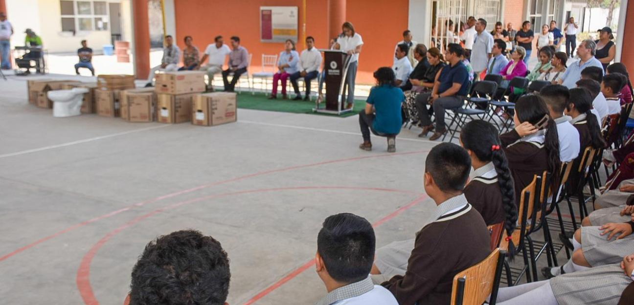 Planteles de educación básica reciben paquetes sanitarios, en Soledad de G.S.