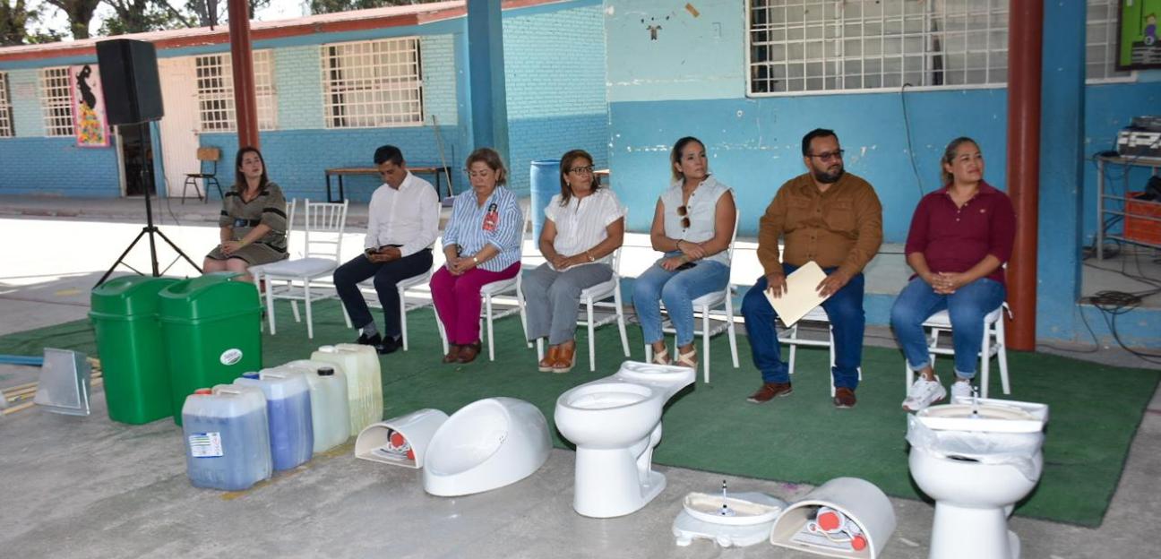 Más escuelas de nivel básico en Soledad, reciben paquetes sanitarios