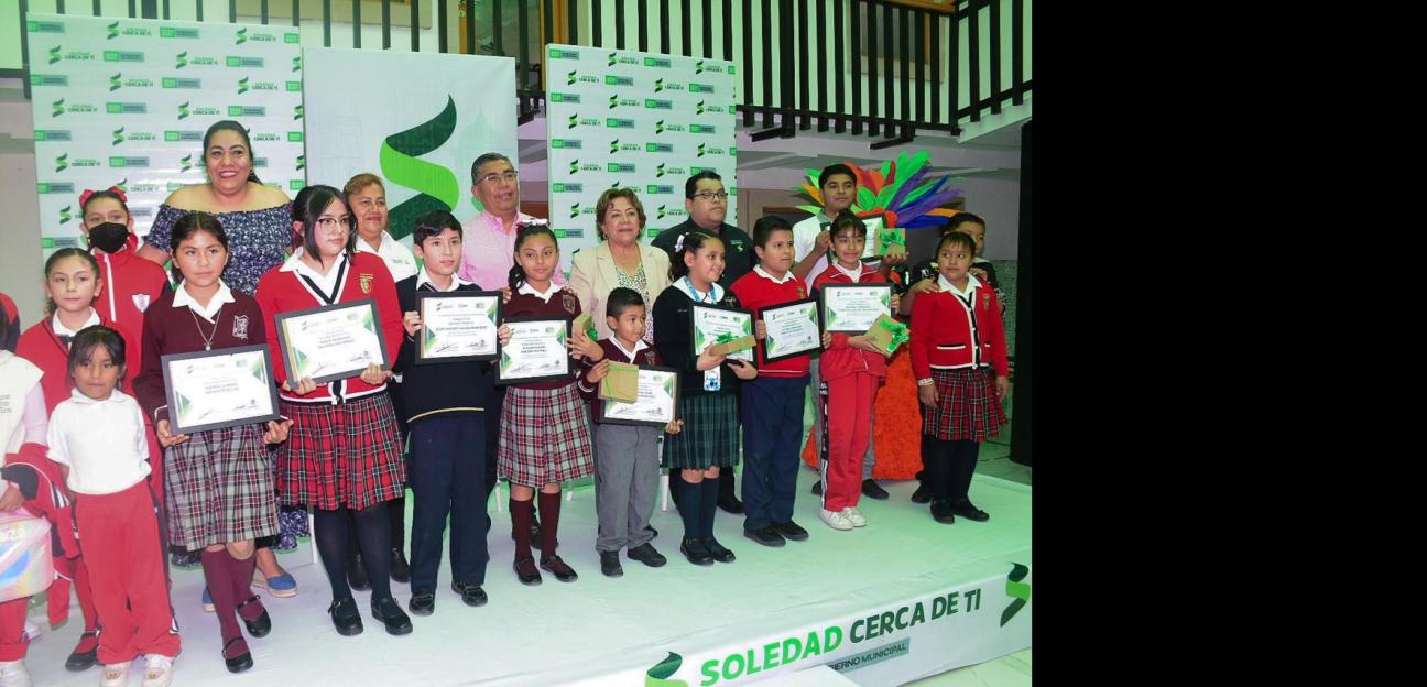Juan Manuel Navarro reconoce creatividad de estudiantes en concurso de calaveritas literarias