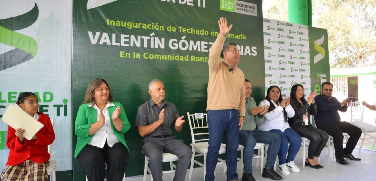 Alcalde Juan Manuel Navarro inaugura techado y anuncia área de comedores en primaria rural 